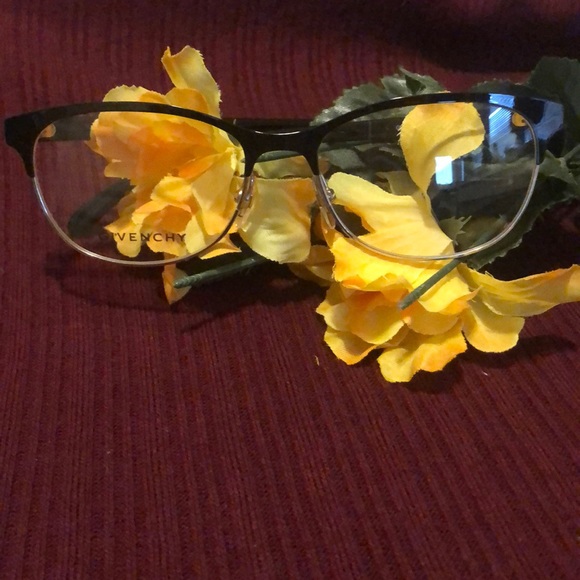 Givenchy - Picture 2 of 3